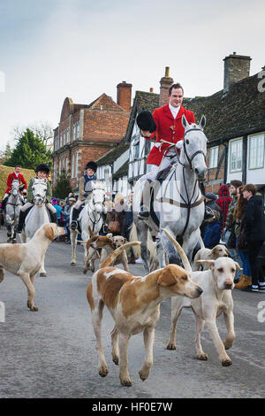 Lacock Wiltshire UK 26. Dezember 2016. Die Avon Vale Hunt jährliche Boxing Day treffen sich in th historischen Wiltshire Dorf Lacock Credit: David Betteridge/Alamy Live News Stockfoto