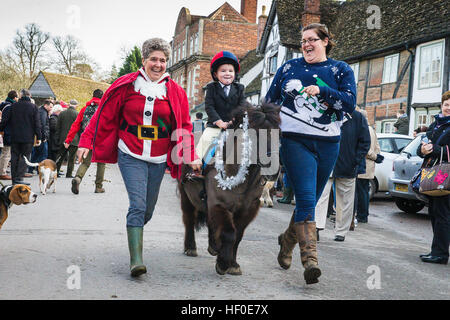 Lacock Wiltshire UK 26. Dezember 2016. Die Avon Vale Hunt jährliche Boxing Day treffen sich in th historischen Wiltshire Dorf Lacock Credit: David Betteridge/Alamy Live News Stockfoto