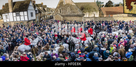 Lacock Wiltshire UK 26. Dezember 2016. Der Avon Vale Hunt jährliche Boxing Day treffen sich in th historischen Wiltshire Dorf Lacock Stockfoto