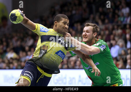 Magdeburg, Deutschland. 26. Dezember 2016. Mads Mensah Larsen (C) von den Loewen und Magdeburger Christian O'Sullivan (R) wetteifern um den Ball während des Spiels deutsche Bundesliga Handball SC Magdeburg und Rhein-Neckar Löwen in der GETEC-Arena in Magdeburg, Deutschland, 26. Dezember 2016. Foto: Ronny Hartmann/Dpa-Zentralbild/Dpa/Alamy Live News Stockfoto