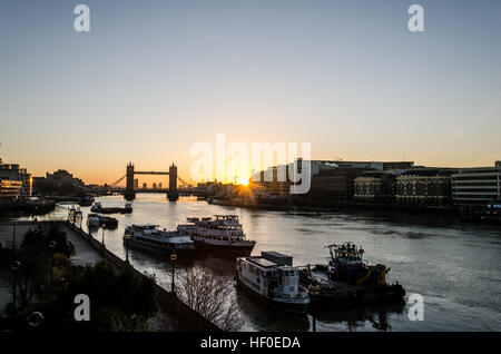 London, UK. 27. Dezember 2016. UK-Wetter: Einen klaren und sonnigen Start über London. Die Sonne geht hinter der Tower Bridge was einen hellen und klaren Tag werden. Ilyas Ayub © / Alamy Live News Stockfoto