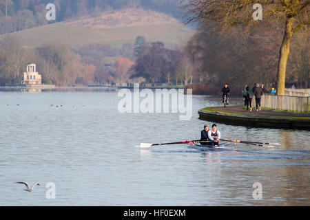 Henley, UK. 27. Dezember 2016. UK Wetter: Die Dezember Sonne brachte Wanderer und Ruderer gleichermaßen an der Themse in Henley. © Uwe Deffner/Alamy Live-Nachrichten Stockfoto