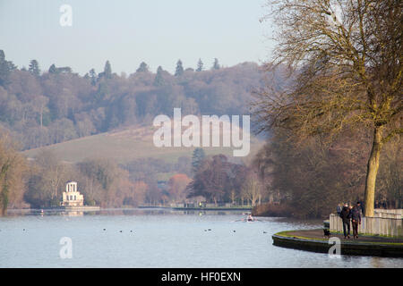 Henley, UK. 27. Dezember 2016. UK Wetter: Die Dezember Sonne brachte Wanderer und Ruderer gleichermaßen an der Themse in Henley. © Uwe Deffner/Alamy Live-Nachrichten Stockfoto