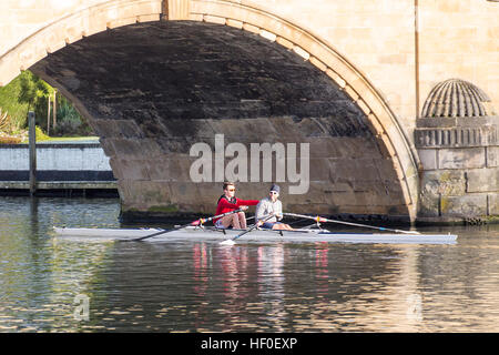 Henley, UK. 27. Dezember 2016. UK Wetter: Die Dezember Sonne brachte Wanderer und Ruderer gleichermaßen an der Themse in Henley. © Uwe Deffner/Alamy Live-Nachrichten Stockfoto