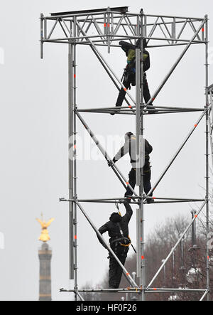 Berlin, Deutschland. 27. Dezember 2016. Arbeiter stehen auf Gerüsten auf der Straße des 17. Juni in Berlin, Deutschland, 27. Dezember 2016. Set-up für die Silvester-Party-Meile hinter dem Brandenburger Tor wurde im Gange seit dem Wochenende. Foto: Paul Zinken/Dpa/Alamy Live News Stockfoto