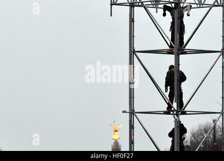 Berlin, Deutschland. 27. Dezember 2016. Arbeiter stehen auf Gerüsten auf der Straße des 17. Juni in Berlin, Deutschland, 27. Dezember 2016. Set-up für die Silvester-Party-Meile hinter dem Brandenburger Tor wurde im Gange seit dem Wochenende. Foto: Paul Zinken/Dpa/Alamy Live News Stockfoto