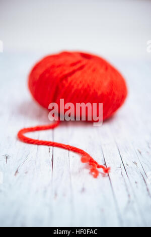 Oberursel, Deutschland. 25. November 2016. Symbolisches Bild eines roten Fadens, aufgenommen am 25.11.16 in Oberursel | Nutzung weltweit © Dpa/Alamy Live-Nachrichten Stockfoto