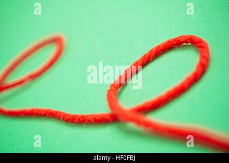 Oberursel, Deutschland. 25. November 2016. Symbolisches Bild eines roten Fadens, aufgenommen am 25.11.16 in Oberursel | Nutzung weltweit © Dpa/Alamy Live-Nachrichten Stockfoto