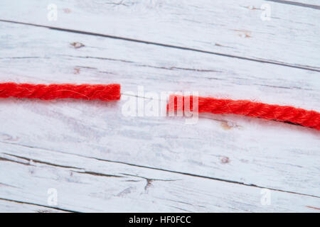 Oberursel, Deutschland. 25. November 2016. Symbolisches Bild eines roten Fadens, aufgenommen am 25.11.16 in Oberursel | Nutzung weltweit © Dpa/Alamy Live-Nachrichten Stockfoto