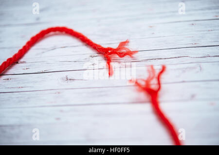 Oberursel, Deutschland. 25. November 2016. Symbolisches Bild eines roten Fadens, aufgenommen am 25.11.16 in Oberursel | Nutzung weltweit © Dpa/Alamy Live-Nachrichten Stockfoto