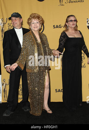 Los Angeles, Ca, USA. 25. Januar 2016. Todd Fisher, Debbie Reynolds, Carrie Fisher im 21. jährlichen SAG Awards Press Room in Los Angeles, Kalifornien am 25. Januar 2015. © Faye lernen/Medien Punch/Alamy Live-Nachrichten Stockfoto