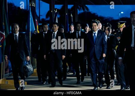 Der japanische Premierminister Shinzo Abe, Zentrum und seine Delegation tourt die Defense POW/MIA Accounting Agency-Anlage während seines Besuchs in 26. Dezember 2016 in Pearl Harbor, Hawaii. Abe ist der erste japanische Führer, die Website von dem Angriff auf Pearl Harbor öffentlich anzuzeigen. Stockfoto