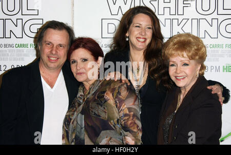 DATEIBILD: HOLLYWOOD, CA, USA. Dezember 2010. 27. Dezember 2016: Carrie Fisher, die Schauspielerin, die Prinzessin Leia in der Star Wars-Serie verkörperte, starb am Dienstag nach einem massiven Herzinfarkt. Carrie Frances Fisher, eine US-amerikanische Schauspielerin, Drehbuchautorin, Autorin, Produzentin und Sprecherin, war die Tochter des Sängers Eddie Fisher und der Schauspielerin Debbie Reynolds. Dateifoto: 6. Dezember 2010 – Hollywood, Kalifornien – Todd Fisher, Debbie Reynolds, Carrie Fisher und Joely Fisher. Stockfoto
