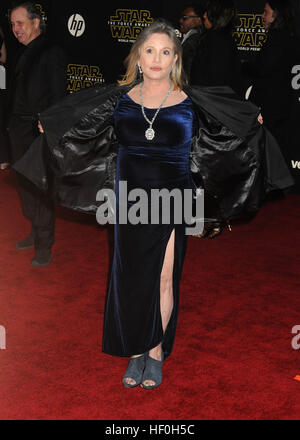DATEIBILD: HOLLYWOOD, CA, USA. Dezember 2015. 27. Dezember 2016: Carrie Fisher, die Schauspielerin, die Prinzessin Leia in der Star Wars-Serie verkörperte, starb am Dienstag nach einem massiven Herzinfarkt. Carrie Frances Fisher, eine US-amerikanische Schauspielerin, Drehbuchautorin, Autorin, Produzentin und Sprecherin, war die Tochter des Sängers Eddie Fisher und der Schauspielerin Debbie Reynolds. Dateifoto: 14. Dezember 2015 – Hollywood, Kalifornien – Carrie Fisher. „Star Wars: The Force Awakens“ in Los Angeles Premiere in mehreren Theatern auf dem Hollywood Blvd. Quelle: Alamy Live News Stockfoto