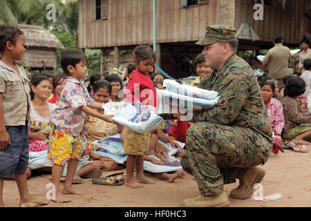 Sgt. Kaine Marzola, der Unteroffizier zuständig für zivile Angelegenheiten Abteilung mit 3. Sanitätsbataillons, 3rd Marine Logistics Group, III. Marine Expeditionary Force, händigt neu gespendeten Moskitonetze zu lokalen Kinder während einer Gemeinschaft-Relations-Veranstaltung 19.Juni Ou Village, Kampot Provinz, Kambodscha. Die Veranstaltung ist Teil der Kambodscha Interoperabilität Programm 2011, eine Übung regelmäßig statt zwischen den USA und kambodschanischen Truppen, die können beide Nationen zur Durchführung medizinischer und zahnmedizinischer Gelenksoperationen, Verbesserung der Interoperabilität und fördern Goodwill zu regionalen Frieden und Stabilität zu gewährleisten. FL Stockfoto