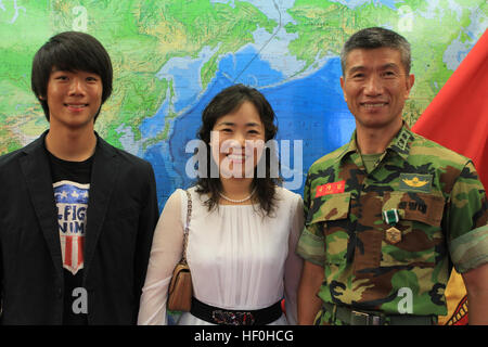 Republik der Korea Marine Oberstleutnant Kinam Lee (rechts), Korea Liason Officer, U.S. Marine Corps Forces, Pazifik, posiert für ein Foto mit seiner Familie nach seiner Preisverleihung am Camp Smith, Hawaii, 20. Juni 2011. Lee erhielt eine Navy und Marine Corps Commendation Medal. (U.S. Marine Corps Foto von Lance Cpl. Jerome Reed/freigegeben) ROK Marine Oberstleutnant Lee erhält Auszeichnung von MARFORPAC CG 110620-M-PM709-038 Stockfoto