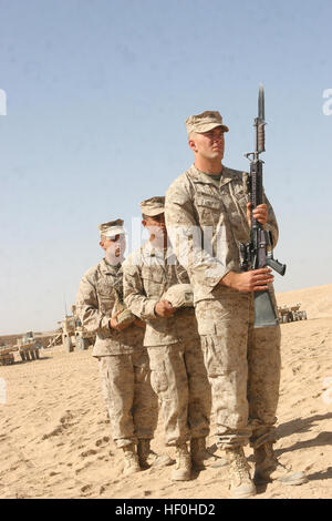 PATROL BASE DASH, Provinz Helmand, Islamic Republic of Afghanistan--Marines aus 3rd Platoon, Firma A, 1. Bataillon, 5. Marineregiment, präsentieren einen Gewehr Salut vor das Schlachtfeld Denkmal während einer Trauerfeier für Lance Cpl. Sean M. O'Connor bei Patrol Base Dash, 21.Juni einheben. Die Marines würdigt das Leben und Dienst der O'Connor eine Real-Kader automatische Waffe-MG-Schütze mit 3. Plt., Firma A. vor kommen an Firma A, 1/5 1/5, O'Connor wurde beauftragt, die Color Guard Plt., Firma A Marine Barracks 8th und ich, wo er mehr als 150 Ceremonie gesungen Stockfoto