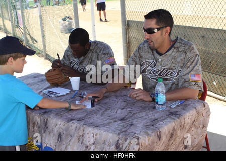 Cameron Maybin, Mittelfeld, links, und Mike Adams, Entlastung Krug, rechts, von der San Diego Padres Baseball team Autogramme für die Kinder in der Jugend-Baseball-Klinik 27 Juni an Bord Marine Corps zu rekrutieren Depot San Diego. Die Spieler gaben den Kindern Baseball Tipps und beantwortete alle Fragen, die sie hatten. Padres, Depot Gastgeber Jugend Baseball Klinik 110627-M-gr773-151 Stockfoto