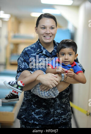 Ein junger Patient entspannt sich in der postoperativen Gemeinde Lt. j.g. Sarah Blackowicz an Bord der Military Sealift Command Lazarettschiff USNS Comfort während eine anhaltende Versprechen 2011-Community-Service-Event. Weiterhin verspricht eine fünfmonatige humanitäre Hilfsmission, Karibik, Mittel- und Südamerika. Flickr - DVIDSHUB - Fortsetzung Versprechen 2011 (Bild 1 von 8) Stockfoto