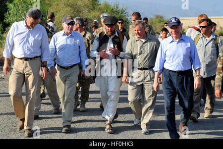 KONAR Provinz, Afghanistan - Senatoren John McCain, Lindsey Graham und Joe Lieberman und einer senatorischen Berater diskutieren zukünftige Operationen und Pläne mit ein US Special Operations Forces Team Leader in Mangwel Dorf, Khas Konar District, Provinz Konar, Juli 4. Die Senatoren besuchten das Dorf mit einem Dorfälteste und SOF-Team-Mitglieder zu aktuellen und zukünftigen Pläne für afghanische Polizei diskutieren treffen und Dorf Stabilisierungsoperationen. (Foto: U.S. Army Sgt Lizette Hart, 19. Public Affairs-Abteilung) Flickr - DVIDSHUB - Senatoren besuchen special Operations Forces Soldaten im östlichen Afghanistan Stockfoto