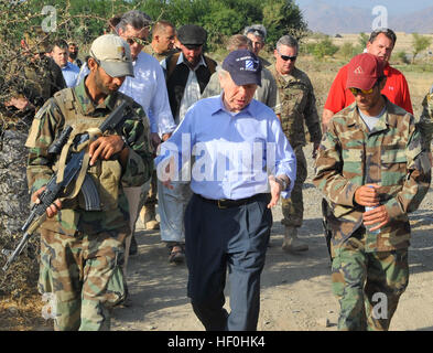 KONAR Provinz, Afghanistan - Senator Joe Lieberman spricht mit US Special Operations Forces Team-Mitglieder in Mangwel Dorf, Khas Konar District, Provinz Konar, Juli 4. Senator Lieberman besuchte das Dorf Treffen mit einem Dorfälteste und SOF-Team-Mitglieder zu aktuellen und zukünftigen Operationen für die afghanische Polizei und Dorf Stabilisierungsoperationen zu diskutieren. (Foto: U.S. Army Sgt Lizette Hart, 19. Public Affairs-Abteilung) Flickr - DVIDSHUB - Senatoren besuchen special Operations Forces Soldaten in Ost-Afghanistan (Bild 4 von 15) Stockfoto