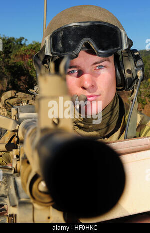 Trooper David Delaney (Newcastle, New South Wales) auf das Mag 58 auf der ein ASLAV während der Übung des Raubtiers.  Mid Bildunterschrift: Einheiten von der Darwin-basierte 1st Brigade dirigierte Übung des Raubtiers vom 28. Juni bis 10. Juli 2011 Shoalwater Bay in central Queensland die Kriegführung Fähigkeiten der Schlacht-Gruppe an der Spitze bis zur Übung Talisman Sabre 2011 unter Beweis stellen.   Des Raubtiers zusammengefasst eine potente Schlachtgruppe, die 1st Armoured Regiment M1A1 Abrams Panzer, 2. Kavallerie Regiment Australian Light Armoured Vehicles (bildet), 5. und 7. Bataillone von Royal Aus enthalten 1. Brigade-Einheiten. Stockfoto