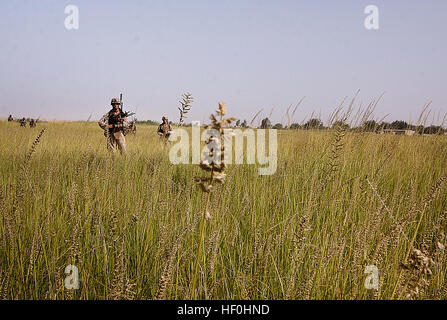 GARMSIR DISTRICT, Provinz Helmand, Afghanistan Ñ Marines vom 2. Abschnitt mit kombiniert Anti-Panzer-Team-1 folgen Sgt. Garrett Farris während auf einer Sicherheitspatrouille hier Juli 11. Farris, etwa, Texas stammende ist ein Abteilungsleiter für Waffen Unternehmen vom 1. Bataillon, 3. Marine Regiment. Dies ist seinem vierten Einsatz, sondern seine zuerst mit Kindern nach Hause. Im Jahr 2004 trat er das Marine Corps. Durch die Reihen, Sergeant 110711-M-ED643-004 Stockfoto