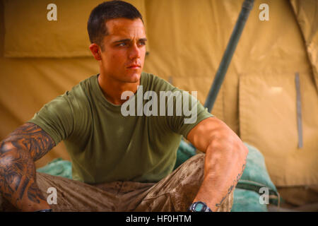 COMBAT OUTPOST RILEY, Provinz Helmand, Afghanistan--Scarborough, Maine, native Lance Cpl. Chris Ventura sitzt vor seinem Zelt während einer letzten Pause. Der 23 Jahre alte Assaultman mit Firma G, 2. Bataillon, 8. Marine Regiment, sagte, er freut sich auf dem Weg nach Hause und freut sich am meisten für seine 7 - Monate alten Tochter zu sehen, wenn er in die Vereinigten Staaten zurück. Marines mit dem Unternehmen verbrachte die Bereitstellung lokaler Sicherheit einrichten und löschen die Aufständischen aus dem Bereich der Trek Nawa. Jungen Unternehmen g drücken Sie Aufstand von Trek Nawa DVIDS434418 Stockfoto