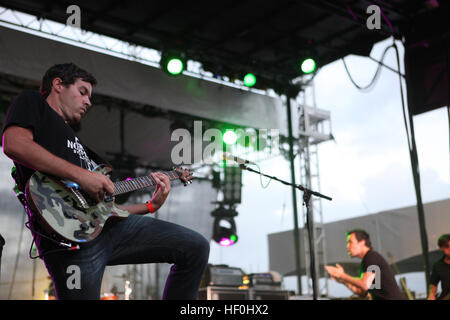 Hoobastank führt auf der Bayfest 2011 auf der Marine Corps Air Station Kaneohe Bay auf Hawaii, 16. Juli 2011. Bayfest ist Hawaiis größte Musik-Festival. Bayfest 2011 110716-M-PV694-013 Stockfoto