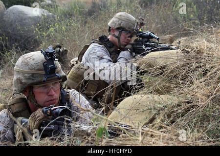 CAMP PENDLETON, Kalifornien - Lance Cpl. Vance C. Fuller (links) und CPL. Michael A. Liggett, Infanteristen mit Firma K, Battalion Landing Team 3/1, 11. Marine Expeditionary Unit, sorgen für Sicherheit während einer Aufstandsbekämpfung Feld Übung in Kilo 2 Kampf Stadt hier 18 Juli. Die Übung konzentriert sich auf militärische Operationen als der Krieg, die Vorbereitung der Marines und Segler gewinnen neutralen, Freundschaftsspiele schützen und achten Sie auf Feinde, sagte 1st Lt. Ryan A. Hall, BLT-3/1 Assistent-Geheimdienst-Offizier und Range Officer verantwortlich. Fuller, 28, Folsom, Kalifornien, stammt. Liggett, 23, ist eine Eugene, Oregon/USA, nati Stockfoto