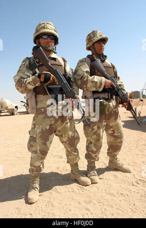 Zwei Soldaten der irakischen Armee mit der 36. Kommando Bataillon (CDO BN), irakische Special Operations Forces Brigade (ISOP BDE), posieren mit 7,62-mm-AK-47 Sturmgewehre während der Vorbereitung auf eine gemeinsame irakischen und Koalitionstruppen Kampfeinsatz an der Forward Operating Base (FOB) Duke, An Najaf Provinz, Irak durchzuführen.  Ursprünglich hieß die 36. Iraqi Civil Defense Corps (ICDC) und unter der Kontrolle der 1st Armored Division (13:00), das Bataillon besteht aus erfahrenen Soldaten, die zahlreiche Razzien durchgeführt haben, haben Dutzende von Waffenlager gefunden und arbeite seit Dez. 2003 zusammen.  (US-Marine Stockfoto