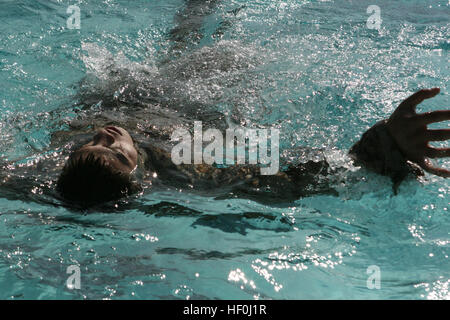 Ein Marine absolviert Schwimmübungen, um sich im Rahmen des Modified Marine Corps Water Survival Training Program zu qualifizieren, das jetzt drei Stufen umfasst: Basis, Fortgeschrittene und Fortgeschrittene. Stockfoto