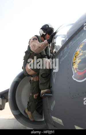 British Royal Navy Lt. CMdR Nathan J. Gray steigt in das Cockpit eines AV-8 b Harrier vor seinem letzten Flug am Marine Attack Training Squadron 203, 5. August. Die gebürtige des Vereinigten Königreichs wird in der Geschichte als der letzte britische Harrier-Pilot das Flugzeug fliegen eingehen. Grays Fluganzug wird an das British Museum in London zurückgezogen werden. Gray sagte er fühlt sich aufgeregt zu seinem letzten Flug und nach Hause gehen nach Großbritannien fliegen, aber er ist traurig, dass er die Familie verlassen wird, die er bei den Marines hier gefunden hat. Britische Flieger Piloten Harrier zum letzten Mal 110805-M-EY704-247 Stockfoto