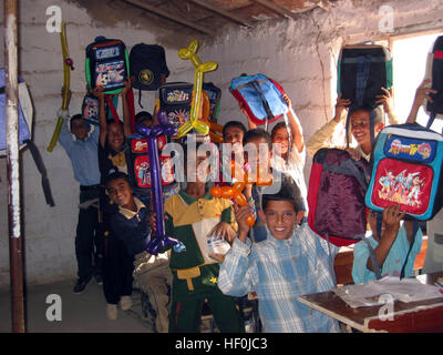 041018-M-0000 X-001 Babil Nordprovinz, Irak (18. Oktober 2004) - anzeigen irakische Kinder die Schule Rucksäcke erhielten sie während eines Besuchs von US-Marines und Matrosen, 24. Marine Expeditionary Unit (MEU) zugewiesen. Der Besuch war das späteste in der 24. MEU laufende zurück zu Schule-Kampagne, die irakische Schulkinder mit Wasser, Aufkleber, Luftballons, Sportgeräte und Rucksäcke voller Schulmaterial. Die 24. MEU führt derzeit Sicherheits- und Stabilisierungsoperationen im nördlichen Babil Provinz des Irak. US Marine Corps Foto von Lance Cpl. Sarah A. Biber (freigegeben) U Stockfoto