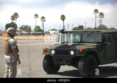 Eine Marine aus der Stabskompanie, Bekämpfung der Logistik-Regiment 17, 1. Marine Logistics Group, leitet einen Humvee in seine vorgesehene Position für eine statische Anzeige nächster Edson, Marine Corps Base Camp Pendleton, Kalifornien, Aug. 16. 1. MLG marinen anzeigen M-ATV, Humvees für Richter DVIDS448028 Stockfoto