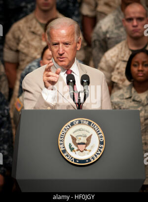 Vize-Präsident Joe Biden spricht für Militärpersonal bei Taiyo Gemeindezentrum, Yokota Air Base, Japan, 24. August 2011. Vizepräsident Biden trafen sich mit wichtigen Führern während seiner neun-Tage-Tour durch Asien, eine vollständige Palette von bilateralen, regionalen und internationalen Fragen zu diskutieren. Flickr - DVIDSHUB - Vizepräsident Biden besucht Yokota (Bild 3 von 7) Stockfoto