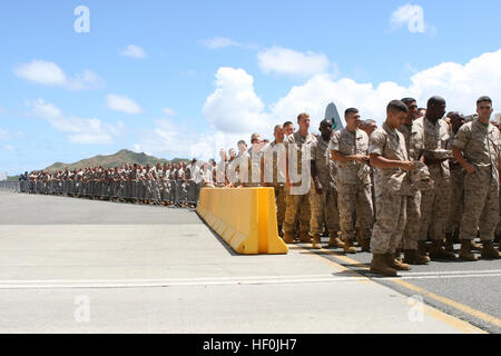 US-Marines, Seemänner, Zivilisten und Familie Mitglieder stehen in einem Sweep Sicherheitslinie in Vorbereitung für Vize-Präsident Joe Biden Besuch an Bord der Marine Corps Air Station Kaneohe Bay, 25. August 2011. Nach dem weißen Haus besucht Biden die Truppen und Familien in Hawaii nach der Rückkehr von seinen Begegnungen mit asiatischen Staats-und Regierungschefs diskutieren gemeinsame, regionale und internationale Angelegenheiten. Vice-Präsident besucht Marines und Matrosen 110825-M-DX861-069 Stockfoto