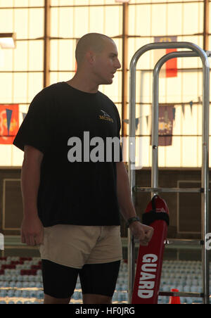 Ein Ausbilder des Marine Corps bietet eine Sicherheitsunterweisung während des Zwischensteils des aktualisierten Wasserüberlebenskurses am Cherry Point Combat Pool, der das bisherige Schwimmqualifikationssystem ablöste. Stockfoto