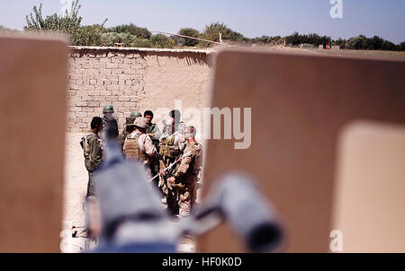 Marines vom 1. Bataillon, 3. Marineregiment sprechen mit Soldaten der afghanischen Nationalarmee vor dem Betreten des ältesten lokalen Verbindung hier, Sept. 20. Die Marines aufgehört, Chai-Tee mit den ältesten während einer Clearing-Operation im nördlichen Garmsir Sept. 19 bis 24 durchgeführt haben. Elemente von Bravo und Hotel Company zusammen mit ihren Kollegen der afghanischen nationalen Sicherheitskräfte, Verbindungen und Straßen in einem Gebiet von Garmsir mit einer reduzierten Präsenz von Koalitionstruppen zu löschen. Leben auf einem drehbaren 110920-M-ED643-001 Stockfoto