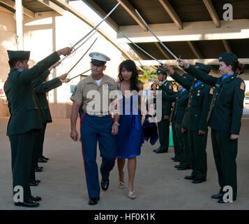 Sgt. Major Robert Eriksson, Basis-Sergeant-Major, Marine Corps Base Hawaii und seine Frau Gala der United Serviceorganisation durch eine Formation der Punahou School Armee Junior Reserve Officers' Training Corps Säbel Ehrengarde, Sept. 24 eingeben. USO-Gala wirft mehr als 60.000 $ 110924-M-TH981-012 Stockfoto