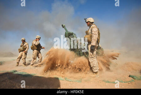 Eine Haubitze M777 Tritte Felsen und Staub in der Luft nach dem Brand während einer letzten Mission. Die Marines mit Charlie Batterie, 1. Bataillon, 12. Marineregiment bleiben unerschrocken, wie sie an den Recorder hören zu sehen, ob sie eine weitere Mission haben. Flickr - DVIDSHUB - ein anderes Kampf in Helmand im Fiddlers Green (Bild 2 von 7) Stockfoto