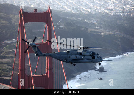 Marines mit Marine schwere Hubschrauber-Geschwader-466 fliegen CH-53 Super Hengste tragen Ersthelfer von der San Francisco Bay Area vorbei an der Golden Gate Bridge auf dem Weg auf der USS Bonhomme Richard, 5. Oktober 2011. Mitglieder der Polizei, Feuerwehr und Katastrophenschutz-Team besucht die USS Bonhomme Richard Navy Marine Corps-Funktionen im Falle einer Naturkatastrophe zu Zeugen. Das Schiff portiert Stunden später zum Auftakt Fleet Week und der Ausrüstung, Personal und die Fähigkeit des Marine Corps zur Bewältigung der Krise zu präsentieren. San Francisco Fleet Week 2011 DVIDS468824 Stockfoto