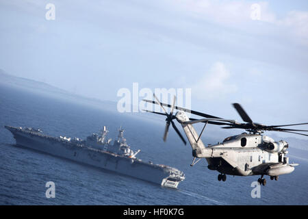 Marines mit Marine schwere Hubschrauber-Geschwader-466 fliegen CH-53 Super Hengste tragen Ersthelfer von der San Francisco Bay Area auf der USS Bonhomme Richard, 5. Oktober 2011. Mitglieder der Polizei, Feuerwehr und Katastrophenschutz-Team besucht USS Bonhomme Richard Navy Marine Corps-Funktionen im Falle einer Naturkatastrophe zu Zeugen. Das Schiff portiert Stunden später zum Auftakt Fleet Week und helfen, die Position des Marine Corps betonen bei der Unterstützung der Einheimischen in möglichen medizinischen Woge spielen können. San Francisco Fleet Week 2011 DVIDS468820 Stockfoto