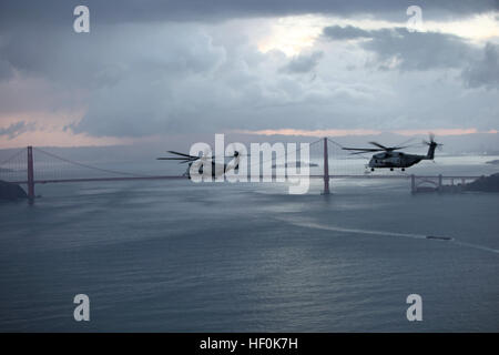 Marines der Marine Heavy Helicopter Squadron 466 flogen CH-53 Superhengste in der Nähe der Golden Gate Bridge, um Ersthelfer während der Flottenwoche 2011 in San Francisco zur USS Bonhomme Richard zu transportieren. Stockfoto