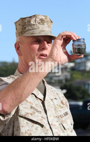 US Marine Corps Oberst John Wright, Chef des Stabes, Marinekorps Installationen Pacific (MCIPAC), hält die Asche aus Müll platziert in den Terragon Umwelt-Technologien Micro Auto Vergasung System (MAGS) an Bord Camp H. M. Smith, Hawaii 18. Oktober 2011 erstellt.  . Die MAGS ist eine umweltschonende und kompakte Solid-Abfall-Management-System, dass derzeit auf Lager Smith getestet. (Foto: U.S. Marine Corps CPL. Jody Lee Smith/freigegeben) Neue Technologie 111018-M-DX861-001 Stockfoto