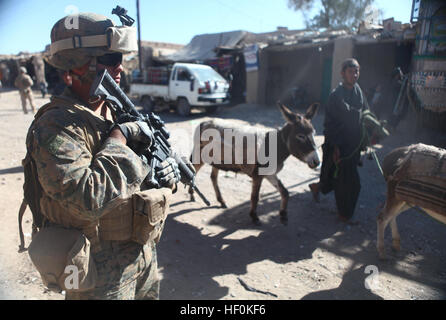 Eine Marine mit 2. Platoon, Bravo Kompanie, 1. Bataillon, 6. Marineregiments sorgt für Sicherheit während einer letzten Patrouille durch den Kajaki Sofla Basar. Das Gerät beschäftigt sich mit östlichen Betrieb Sturm, eine Großoffensive in dem sie mit afghanischen Streitkräfte, den Bereich für die Bewohner in ihre Häuser zurückkehren sicher arbeiten. Der Vorgang hat Händler zurück zum Basar, Handel zu bringen, wieder in den Bereich zulässig. Operation östlichen Sturm kehrt Handel, Bewohner Kajaki Sofla Basar DVIDS482249 Stockfoto