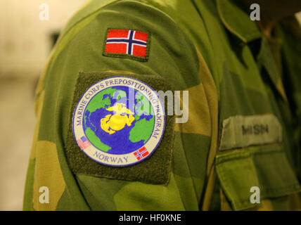 Major Kjell Mathisen, Norwegian Defense Logistics Organisation/Marine Expeditionary Brigade, Executive Officer trägt stolz seine Marine Corps Stationierung Programm in Norwegen Patch am Flughafen Vaernes 14 November. Marines von MFE und norwegische Soldaten mit MCPP-N, würde später laden mehr als 28.000 Pfund, bestehend aus 110 Kälte Zelte, Raumheizungen und Kanister nach Erzurum, Türkei, Bereitstellung von Schutz und Wärme, mehr als 1.000 türkische Bürger obdachlos durch den letzten Erdbeben geflogen werden. "Für diese gemeinsame Partnerschaft um wirksam zu sein, ist es wichtig für uns, b Stockfoto