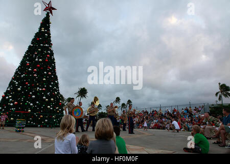 Die Pacific Band der U.S. Marine Corps Forces tritt im MCB Hawaii während der jährlichen Weihnachtsbaumbeleuchtung auf und engagiert Militärangehörige, Zivilisten und die örtliche Gemeinde. Stockfoto