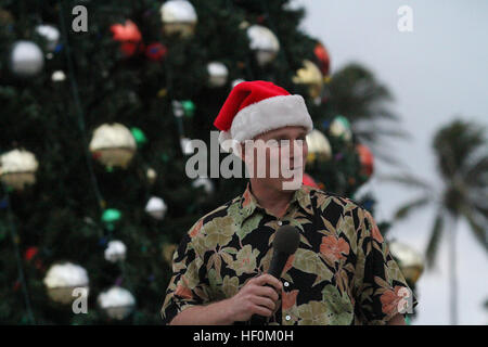 US Marine Corps Col Brian P. Annichiarico, befehlshabender Offizier, Marine Corps Base Hawaii, spricht am MCB Hawaii Weihnachtsbaum in der Kapelle des MCB Hawaii Base auf Hawaii MCB, Dez. 4. MCB Hawaii Gastgeber die jährlichen Baum Beleuchtungszeremonie für Militärangehörige, Zivilpersonal, Gemeinde und deren Familien. MCB Hawaii Weihnachtsbaum Beleuchtung 111204-M-DX861-024 Stockfoto