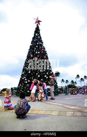 US Marine Corps Col Brian Annichiarico, befehlshabender Offizier, Marine Corps Base Hawaii, ermutigt die Kinder drücken die Kolben den MCB Hawaii Weihnachtsbaum an der MCB Hawaii Basis Kapelle auf MCB Hawaii, 4. Dezember 2011 ans Licht. MCB Hawaii Gastgeber die jährlichen Baum Beleuchtungszeremonie für Militärangehörige, Zivilpersonal, Gemeinde und deren Familien. MCB Hawaii Weihnachtsbaum Beleuchtung 111204-M-DX861-026 Stockfoto